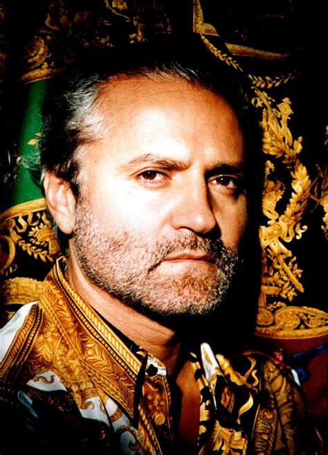 la historia de versace|Gianni Versace: la historia del diseñador que fundó Versace.